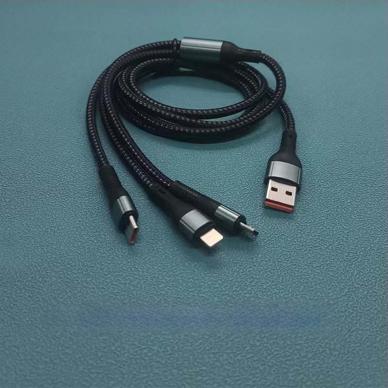 Punutud 3-ühes kiirlaadimise andmekabel: Lightning, Micro USB ja Type-C; maksimaalne väljundvõimsus 120W