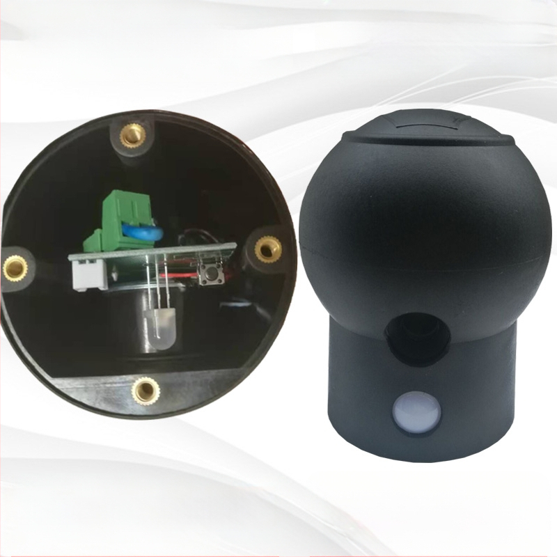 Eliminátor elektostatickej výboja s odolnou proti výbuchu guľovou hlavou, uzemňovacou svorkou, špirálovým káblom a zvukovo‑vizuálnymi indikátormi