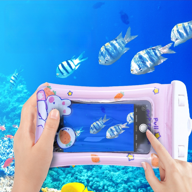 Cartoon vodotesná taška na telefón pre vonkajšie použitie, PVC materiál, pruhovaný vzor, nepremokavá tkanina, kapacita pod 6,5 L