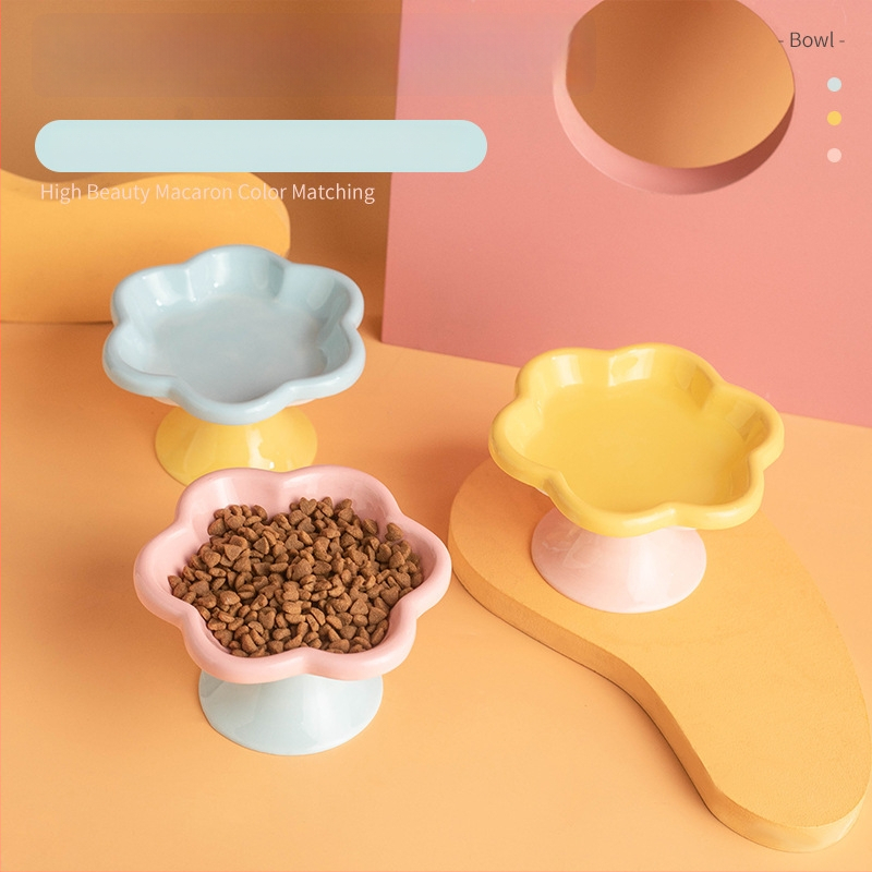 Keraamiline kassikauss lillemustriga, vastu kallutamist, kasside söögitarbed