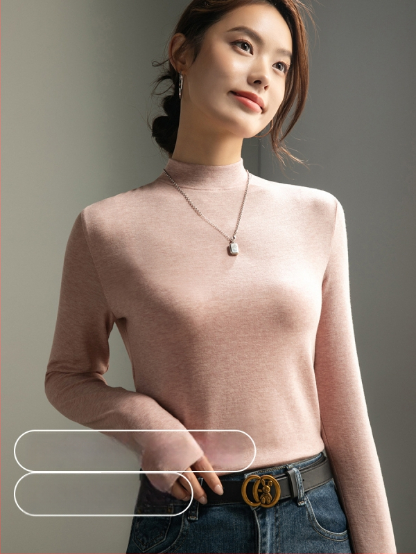 Kootud ühevärviline pikkade varrukatega T-särk stand-up kraega, kitsas lõige