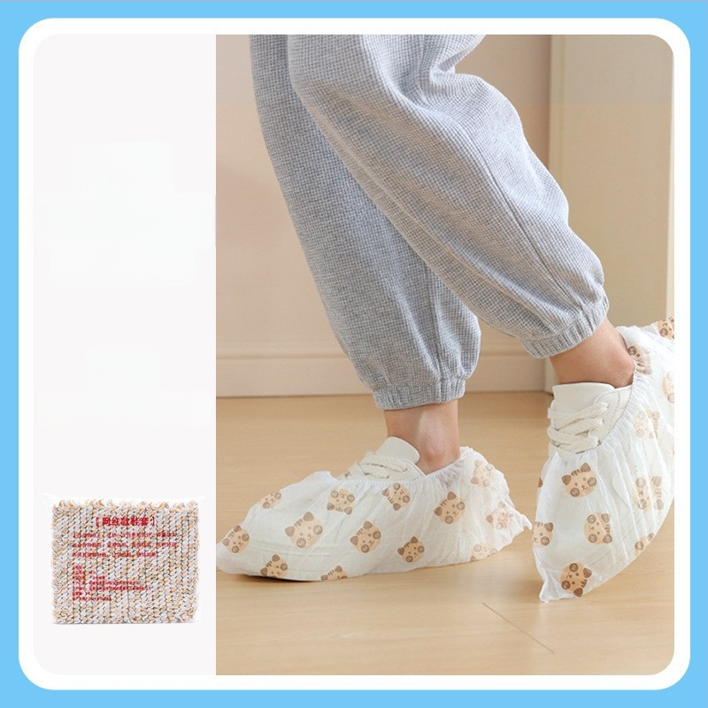 Jednorazové návleky na topánky z netkaného materiálu s potlačou, zosilnené protišmykové, vnútorné použitie, s vzorom medvedďa