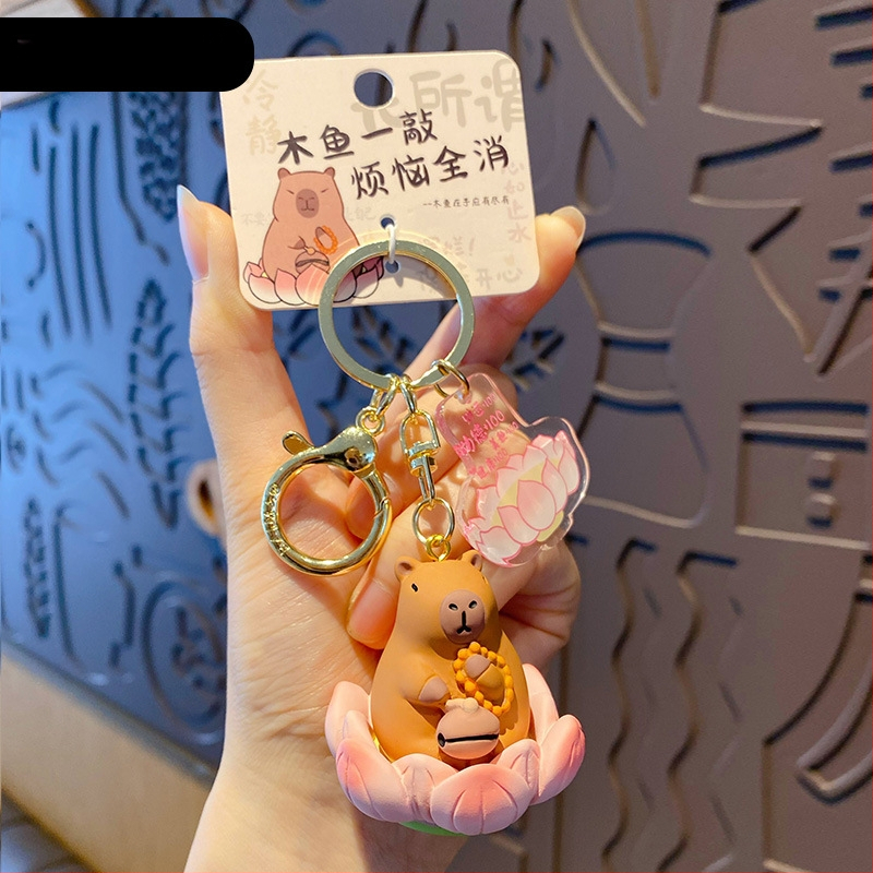 Capybara prívesok na kľúče – živica, kreslený štýl Buddha-Lotus séria, samostatné balenie