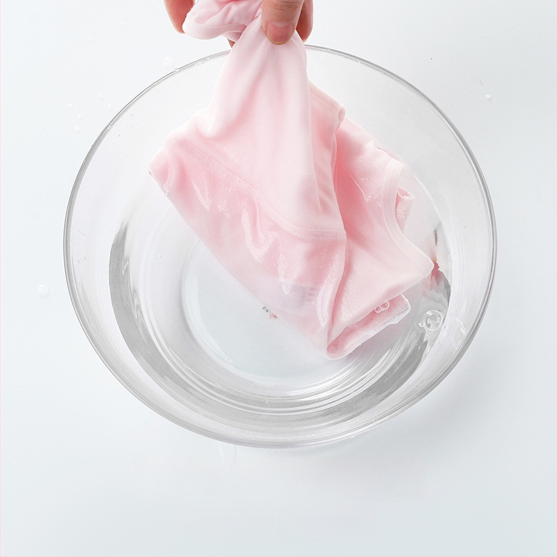 Dievčenská bavlnená tréningová podprsenka v vest štýle, plný košík, tenké formované košíky, pevné dvojité ramienka, priedušná a pot odvádza, podšívka bavlna 90–95%