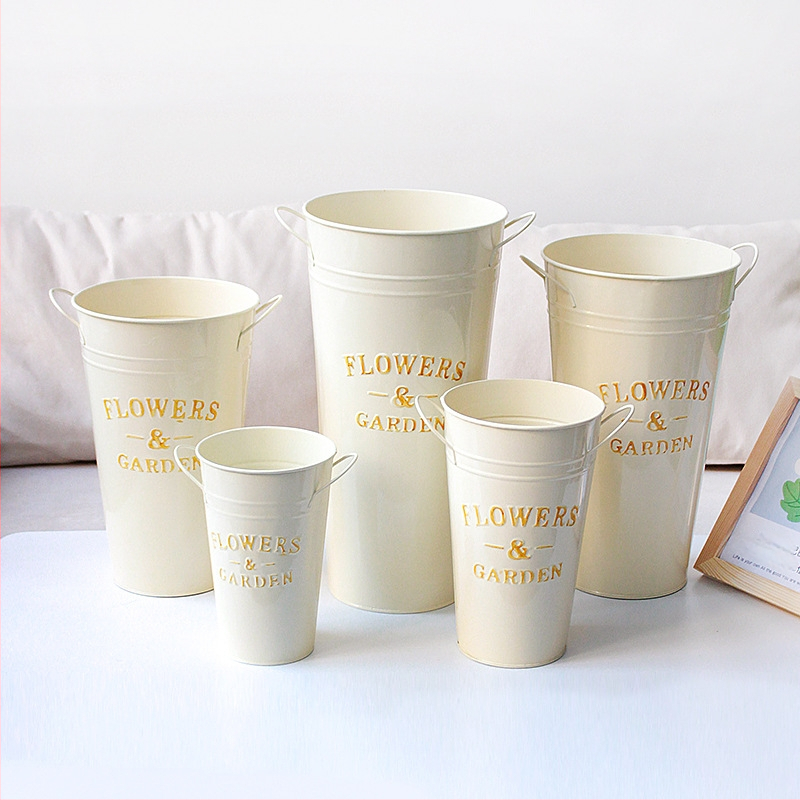 Železný kvetináč – ručne vyrobený, odolný voči korózii, pevný; na stôl, na podlahu a kombinované použitie.