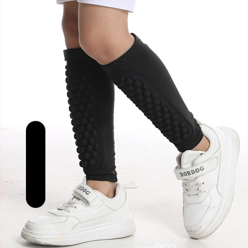 Deti chrániče holene na futbal – Spandex materiál, ochrana holene (Materiál: Spandex; Cieľová skupina: Deti; Ochranná zóna: Holene; Kategória: Ochranný chránič; Vhodné športy: Futbal, Basketbal, Behanie, Rugby, Skateboard)