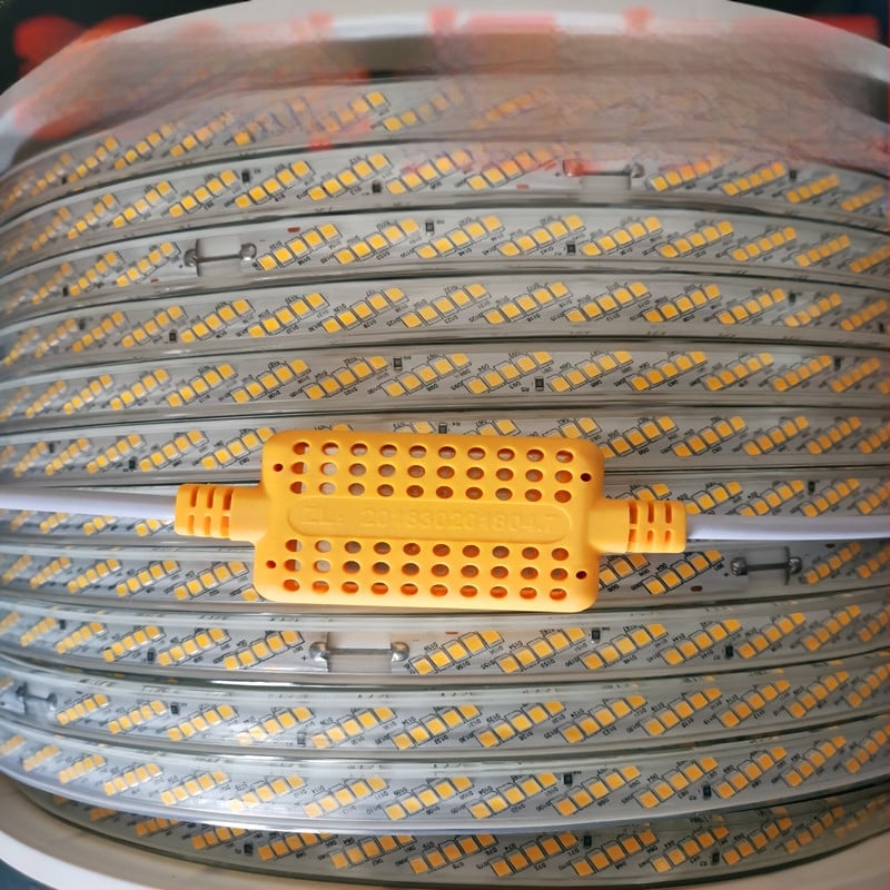 Vonkajšia LED páska s 5050 LED a CR čipom, 11,52 W/m, 220 V, určená pre vonkajšiu reklamu