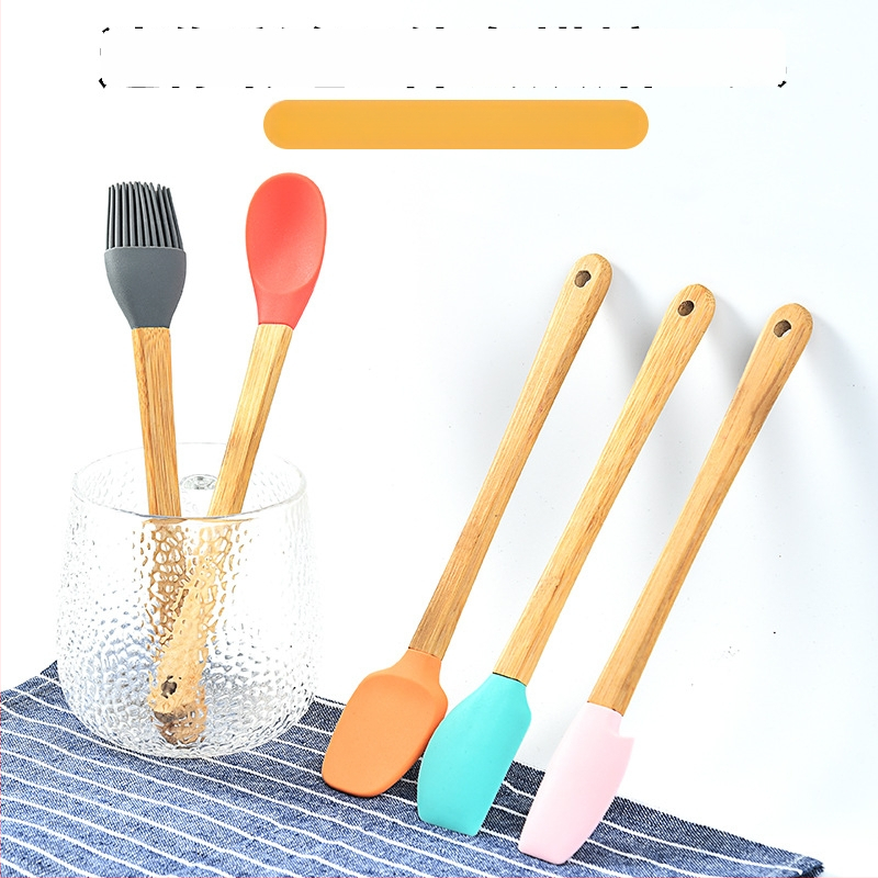 Mini 5-dielny silikónový súbor na pečenie s rúčkami z bambusu alebo plastu — moderný minimalistický štýl, uvedený na trh v roku 2018.