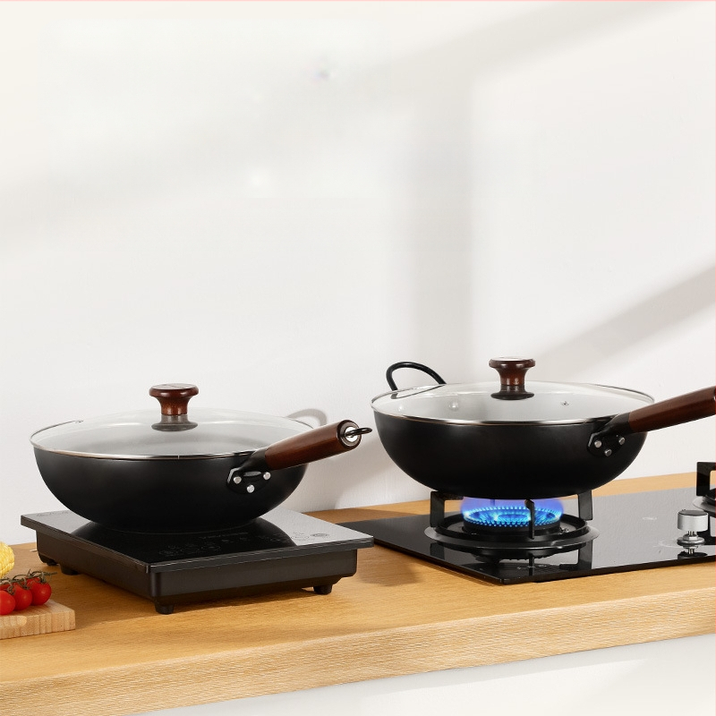 Litínový wok s nitridovaným plochým dnom a viacvrstvovým dnom, veko z nehrdzavejúcej ocele so sklom, bez povlaku