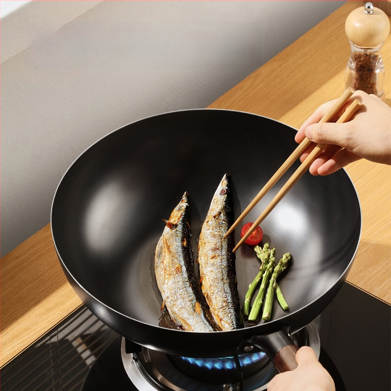 Litínový wok s nitridovaným plochým dnom a viacvrstvovým dnom, veko z nehrdzavejúcej ocele so sklom, bez povlaku