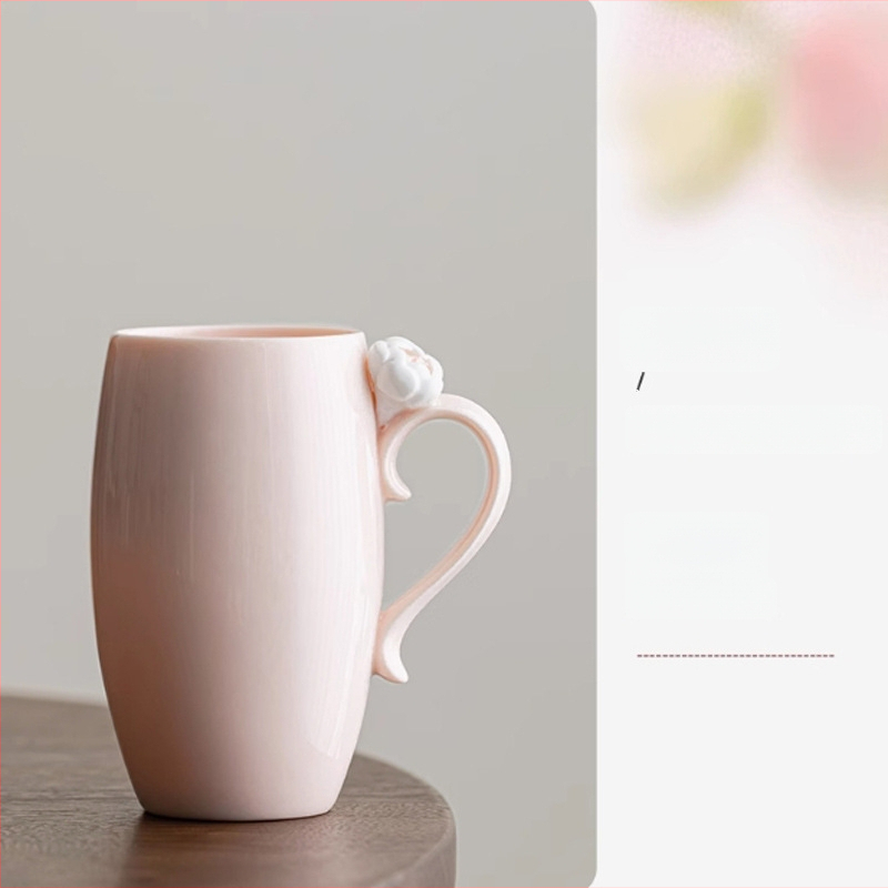 Keramický pohár s ručne vyrobeným kvetinovým motívom, štýl ľahký luxus; vhodný darček na čaj, kávu alebo džús