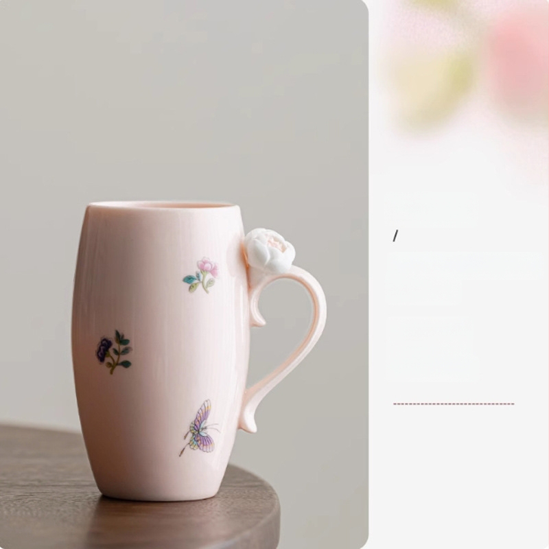Keramický pohár s ručne vyrobeným kvetinovým motívom, štýl ľahký luxus; vhodný darček na čaj, kávu alebo džús