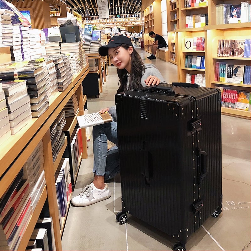 Ceļojumu koferis ar ABS/PC korpusu, atvērums ar rāvējslēdzēju, ūdensizturīgs un pret zādzību, universālie riteņi, modelis JH.