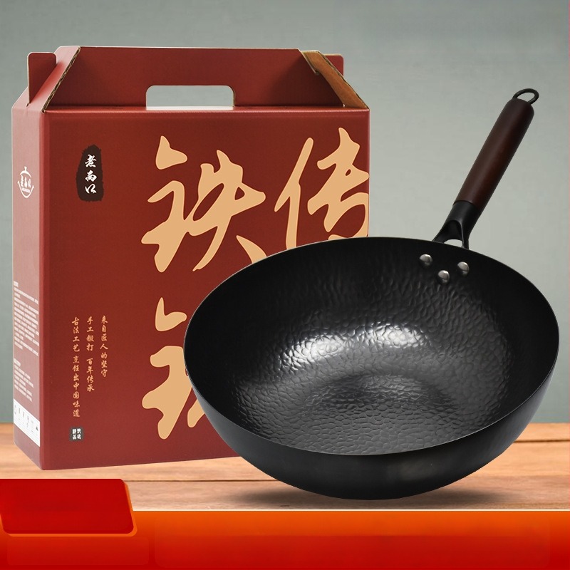 Wok s plochým dnom pre indukčné varné dosky, neošľachtený a bez povlaku, z rafinovaného železa, s viečkom z nehrdzavejúcej ocele so sklennou vložkou