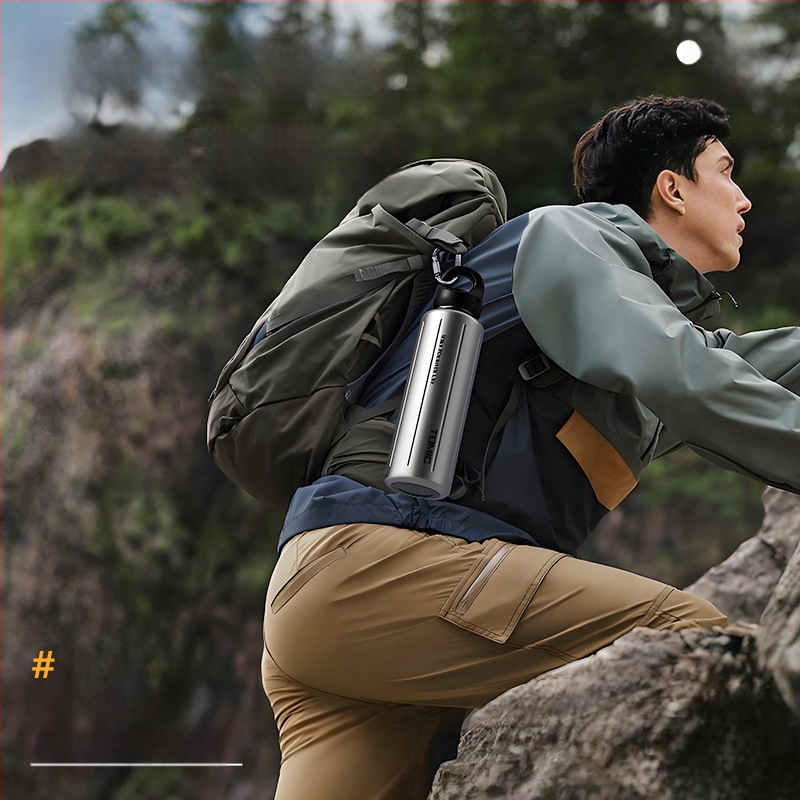 Tomic izolovaný pohár z nehrdzavejúcej ocele s bezšroubovým rýchlym otvorením, vnútorná 316, vonkajšia 304, izolácia 24–36 h, prenosný, gravírovanie laserom k dispozícii