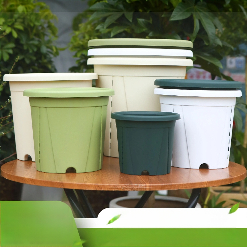 Kvetináč z živice s priedušnou konštrukciou, odolný voči deformáciám a korózii, pevný a odolný, vhodný na stolné aj podlažné použitie.