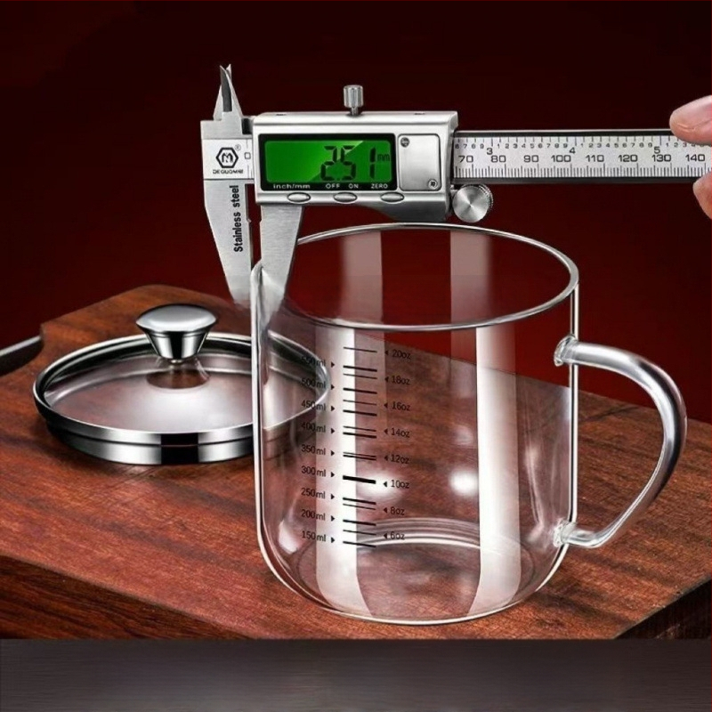 Pohár z borosilikátového skla, vysoká teplotná odolnosť, graduovaná stupnica, trojuholníkový tvar, s viečkom