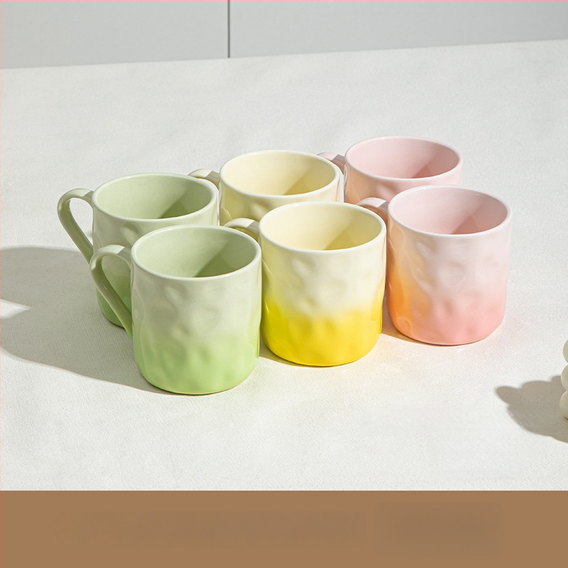 Keramická šálka s držiakom – kruhového tvaru, moderný a jednoduchý dizajn, vhodná do mikrovlnnej rúry, odolná vysokým teplotám