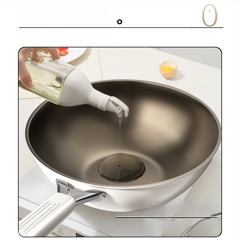 Wok s titanovým povlakom aplikovaným teplným striekaním, nepriľnavý, ploché dno, viečko z tvrdeného skla