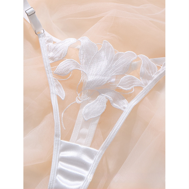 Čipkový set podprsenky s kvetinovou výšivkou, s kovovým kruhom, 3/4 košíčky, tenké tvarované košíčky, zadné zapínanie na tri rady, pevné dvojité ramienka