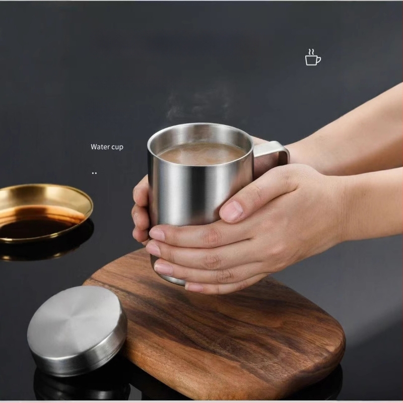 Nerezový hrnček s viečkom – dvojvrstvový izolačný cestovný hrnček