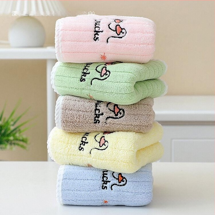 Детска кърпа за лице – мека, абсорбираща, квадратна; полиестер-памучна смес, 100D нишка, плоско тъкане, тегло под 50 g