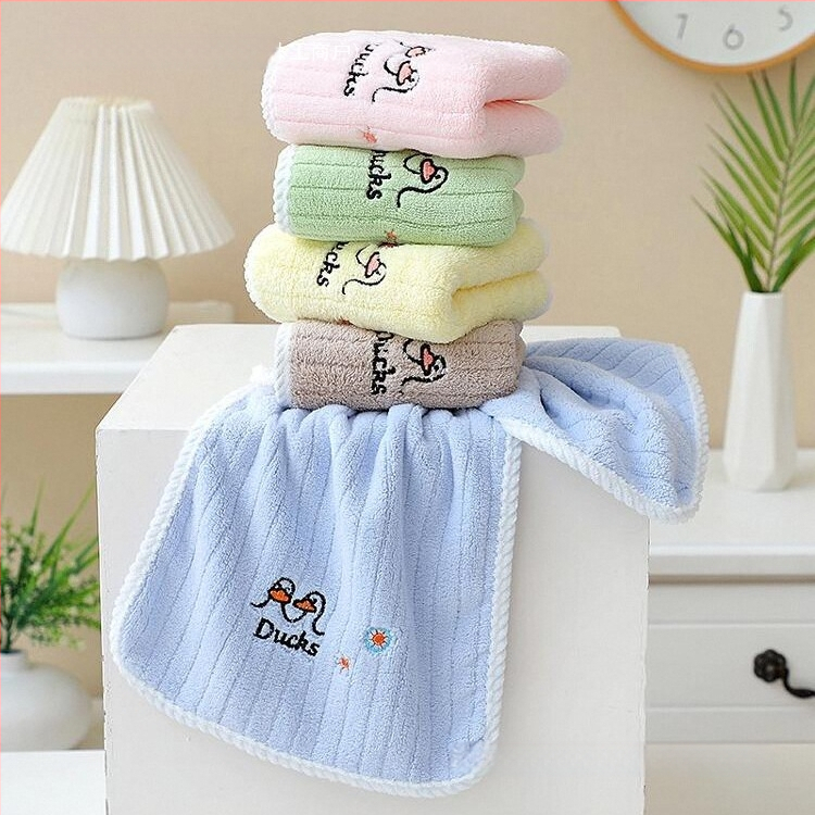 Детска кърпа за лице – мека, абсорбираща, квадратна; полиестер-памучна смес, 100D нишка, плоско тъкане, тегло под 50 g