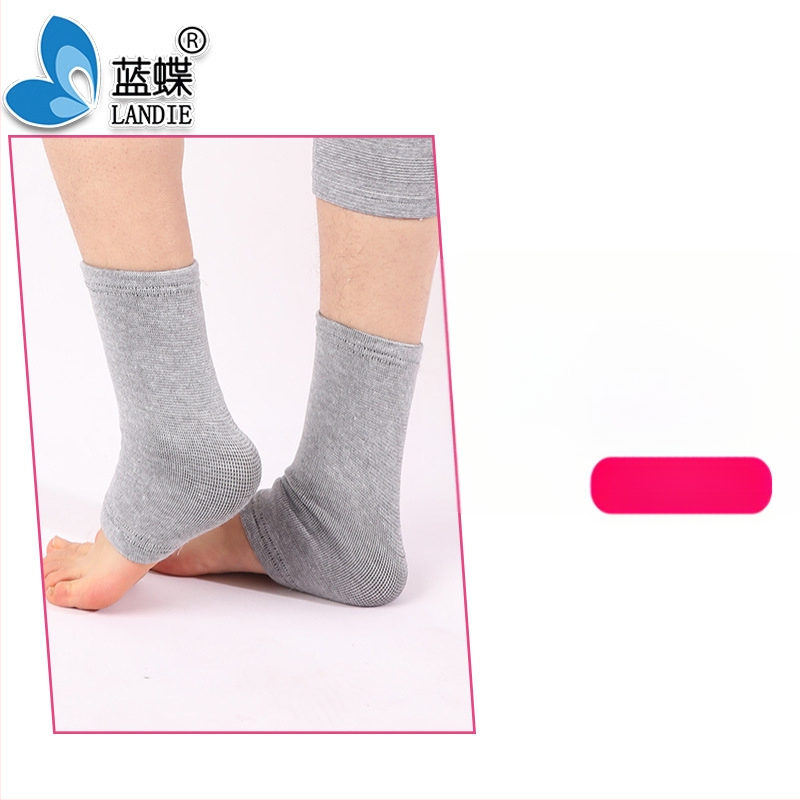 Kombinovaný športový ochranný set s ochrannými prvkami pre dlaň, zápästie, hlavu, pás, lakeť, lýtko, rameno, koleno, členok; materiál: polyesterové vlákno, polypropylén, latexové vlákno; vhodný pre všeobecné používanie vo všetkých športoch