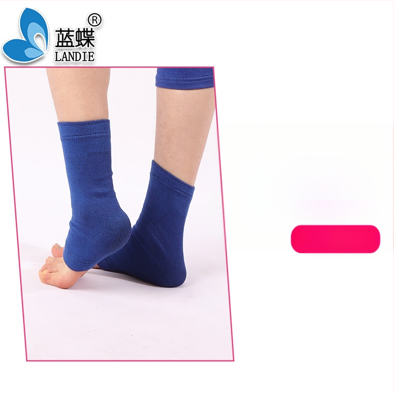 Kombinovaný športový ochranný set s ochrannými prvkami pre dlaň, zápästie, hlavu, pás, lakeť, lýtko, rameno, koleno, členok; materiál: polyesterové vlákno, polypropylén, latexové vlákno; vhodný pre všeobecné používanie vo všetkých športoch