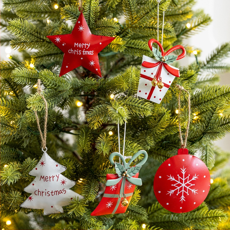 Dekoratívny prívesok - päťbodová severná hviezda s červenou darčekovou krabičkou (Materiál: 106847; Značka: Snow fir christmas; Používané sviatky: Vianoce)