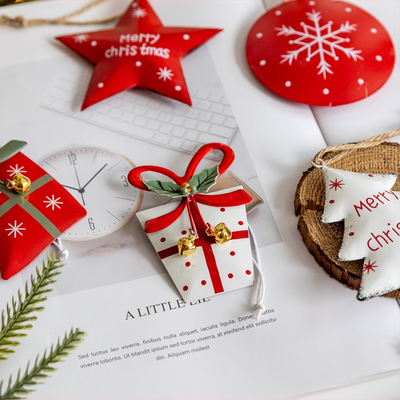 Dekoratívny prívesok - päťbodová severná hviezda s červenou darčekovou krabičkou (Materiál: 106847; Značka: Snow fir christmas; Používané sviatky: Vianoce)