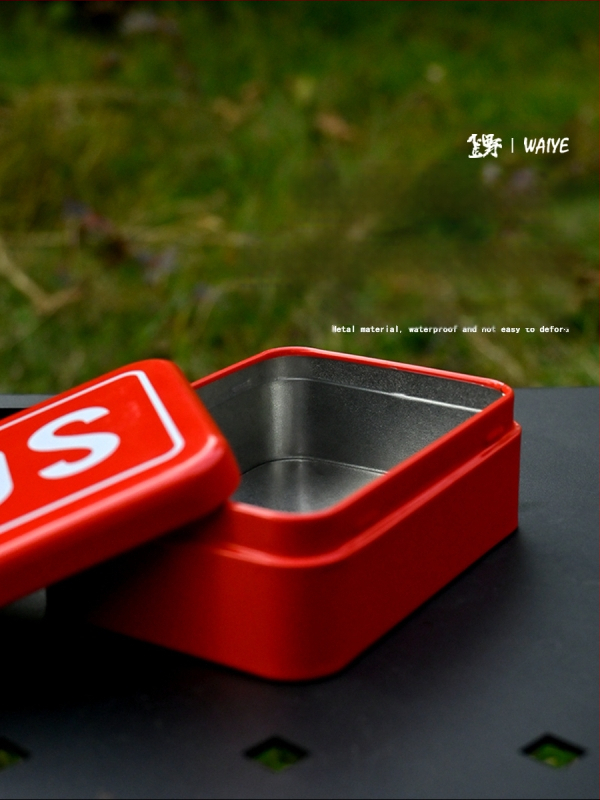 Crooked Wild SOS súprava na prežitie: krabička prežitia s kompasom, píšťalkou, drôtovým píla a prostriedkami prvej pomoci