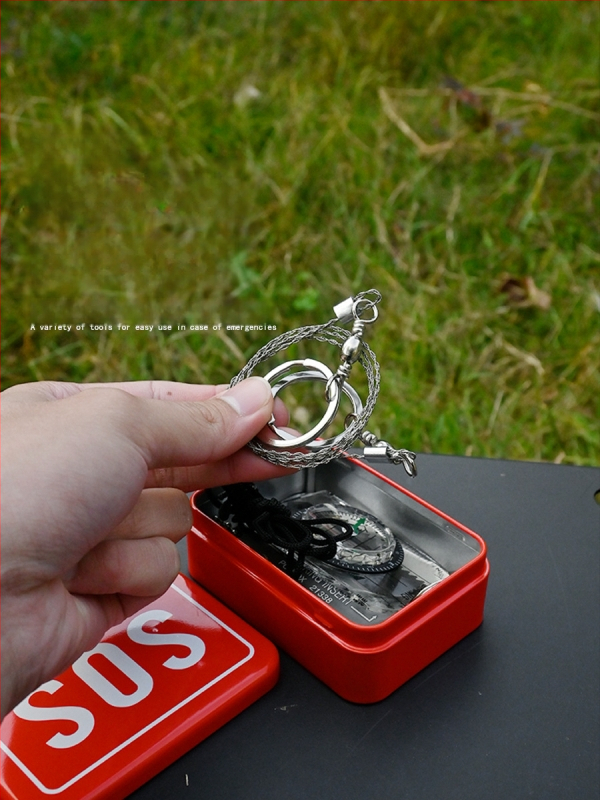 Crooked Wild SOS súprava na prežitie: krabička prežitia s kompasom, píšťalkou, drôtovým píla a prostriedkami prvej pomoci