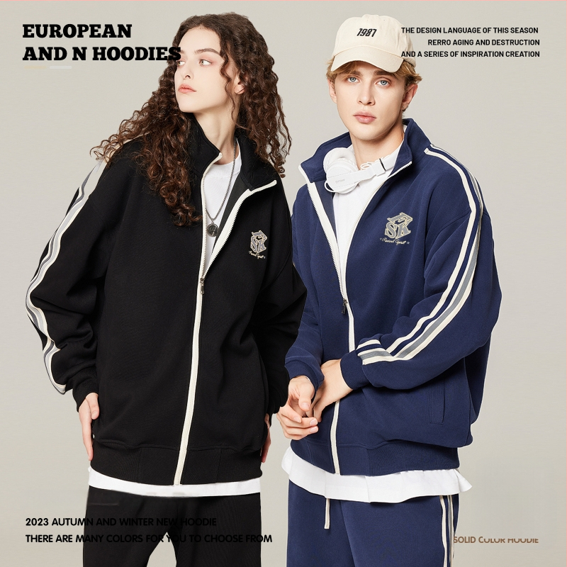 Õhku läbilaskev puuvillane jak, tõmblukuga, püstise kaelaga, vaba lõige ja pikkade varrukatega.