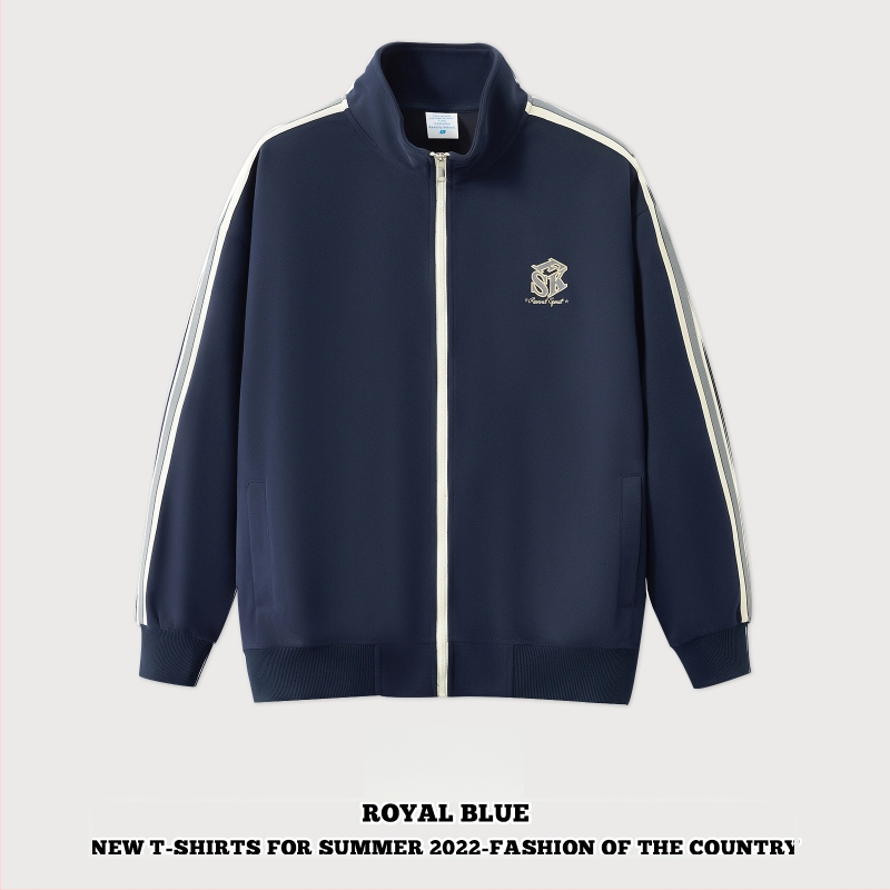 Õhku läbilaskev puuvillane jak, tõmblukuga, püstise kaelaga, vaba lõige ja pikkade varrukatega.