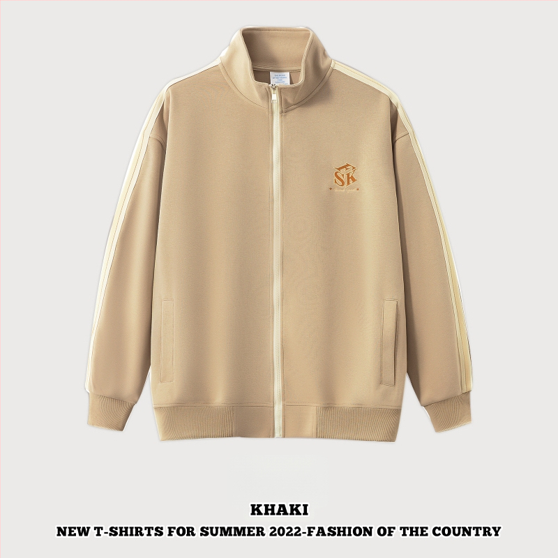 Õhku läbilaskev puuvillane jak, tõmblukuga, püstise kaelaga, vaba lõige ja pikkade varrukatega.