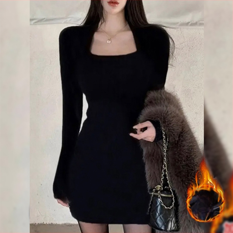 Pletené šaty s priliehavým strihom, štvorcový výstrih, krátky lem, dlhé rukávy, vysoký pás