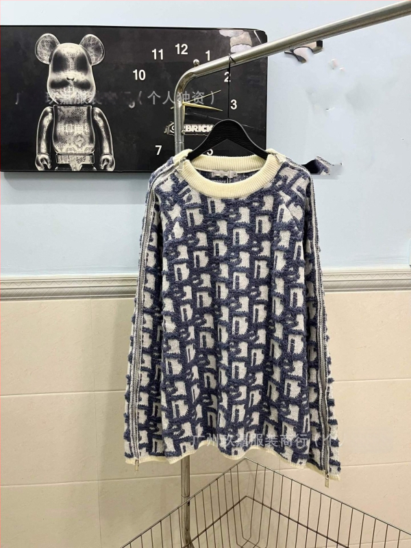 Jacquardový sveter z 100% vlny, okrúhly výstrih, dlhé rukávy, voľný strih, pohodlný materiál