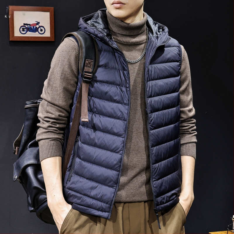 Pánska kapucňová pérová vesta – nylonový vonkajší materiál, výplň z bieleho kačacieho downu, obsah downu 81–85%, výplň <100 g, voľný strih