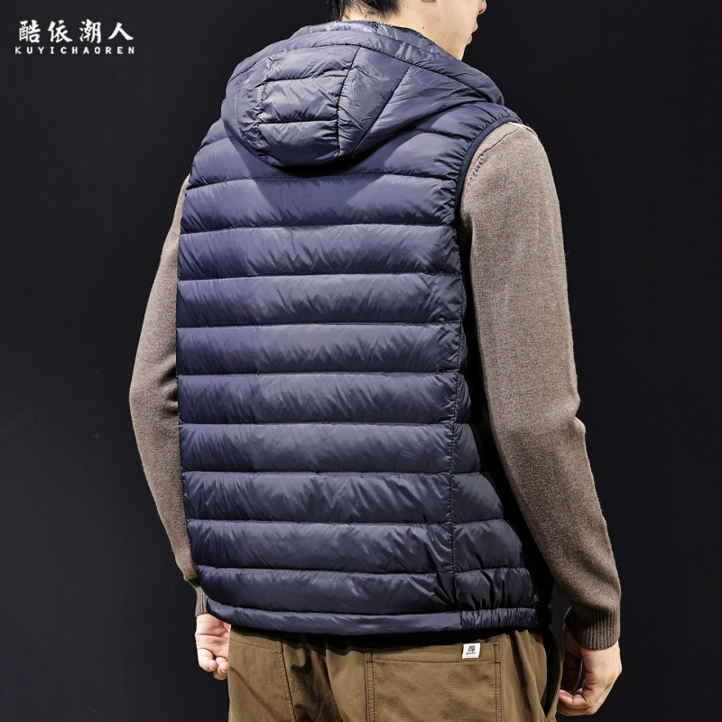 Pánska kapucňová pérová vesta – nylonový vonkajší materiál, výplň z bieleho kačacieho downu, obsah downu 81–85%, výplň <100 g, voľný strih