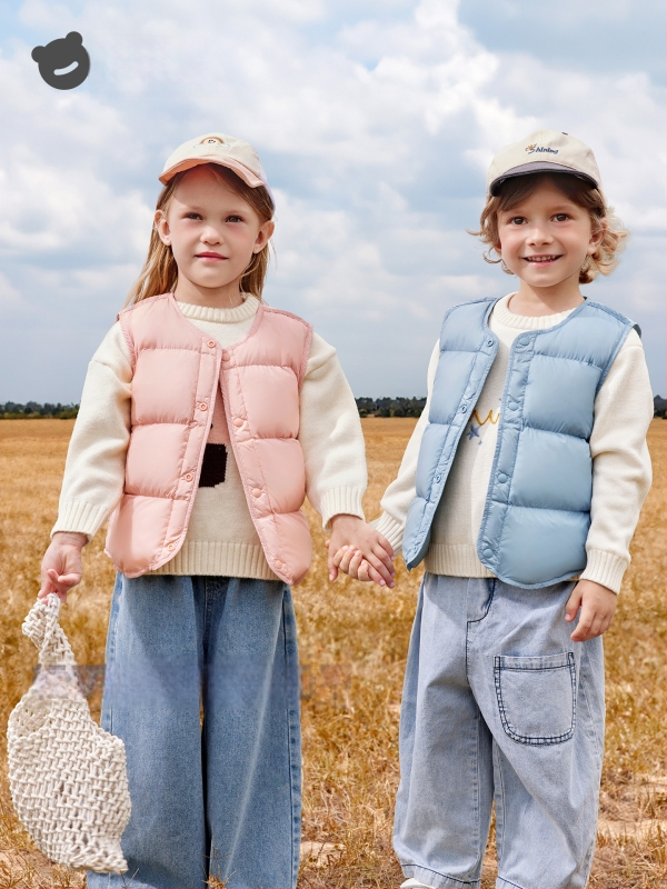 Detská ľahká perová vesta bez rukávov na zimu; výplň: 90% bieleho kačacieho down; vonkajší materiál a podšívka z nylonu; stredná dĺžka, voľný strih; pre deti vo veku 1–3 rokov.