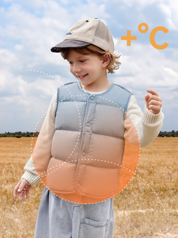 Detská ľahká perová vesta bez rukávov na zimu; výplň: 90% bieleho kačacieho down; vonkajší materiál a podšívka z nylonu; stredná dĺžka, voľný strih; pre deti vo veku 1–3 rokov.