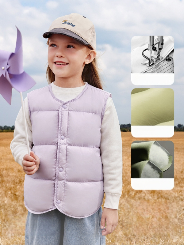 Detská ľahká perová vesta bez rukávov na zimu; výplň: 90% bieleho kačacieho down; vonkajší materiál a podšívka z nylonu; stredná dĺžka, voľný strih; pre deti vo veku 1–3 rokov.