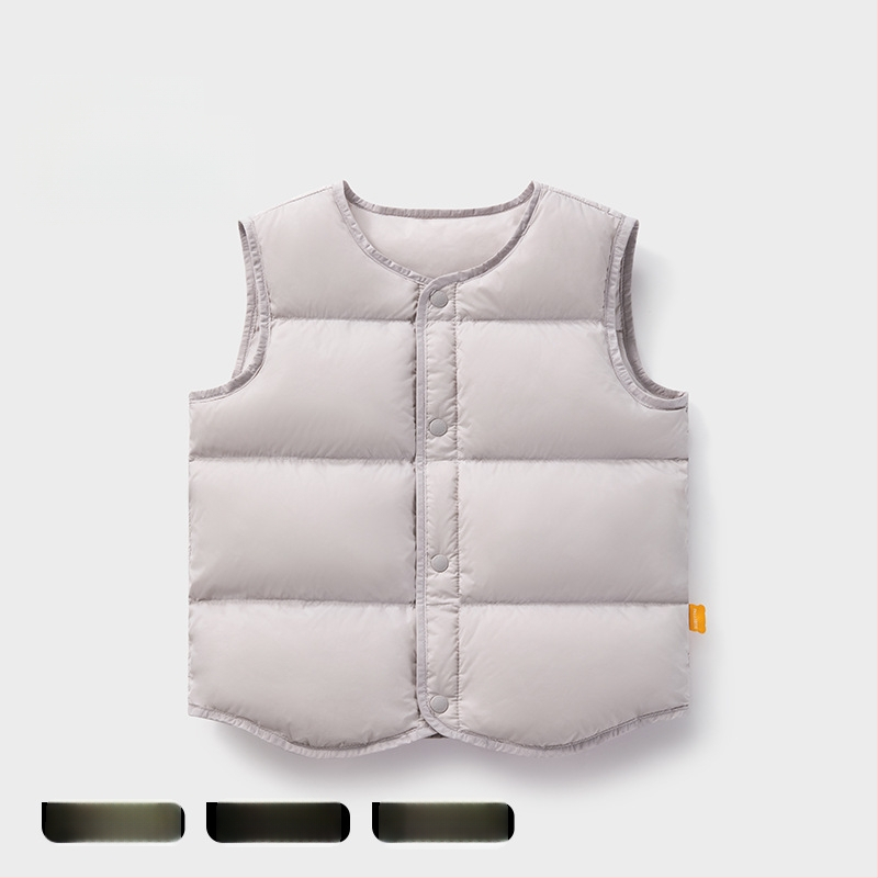 Detská ľahká perová vesta bez rukávov na zimu; výplň: 90% bieleho kačacieho down; vonkajší materiál a podšívka z nylonu; stredná dĺžka, voľný strih; pre deti vo veku 1–3 rokov.