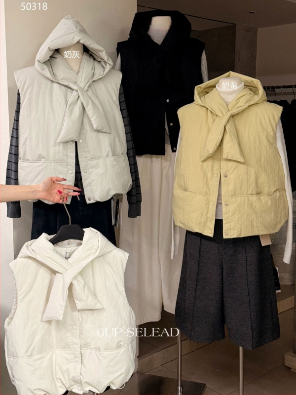 Vesta s V-krkom, vonkajší nylon, výplň z páperia 86–90%, hrubá, dĺžka 50–65 cm