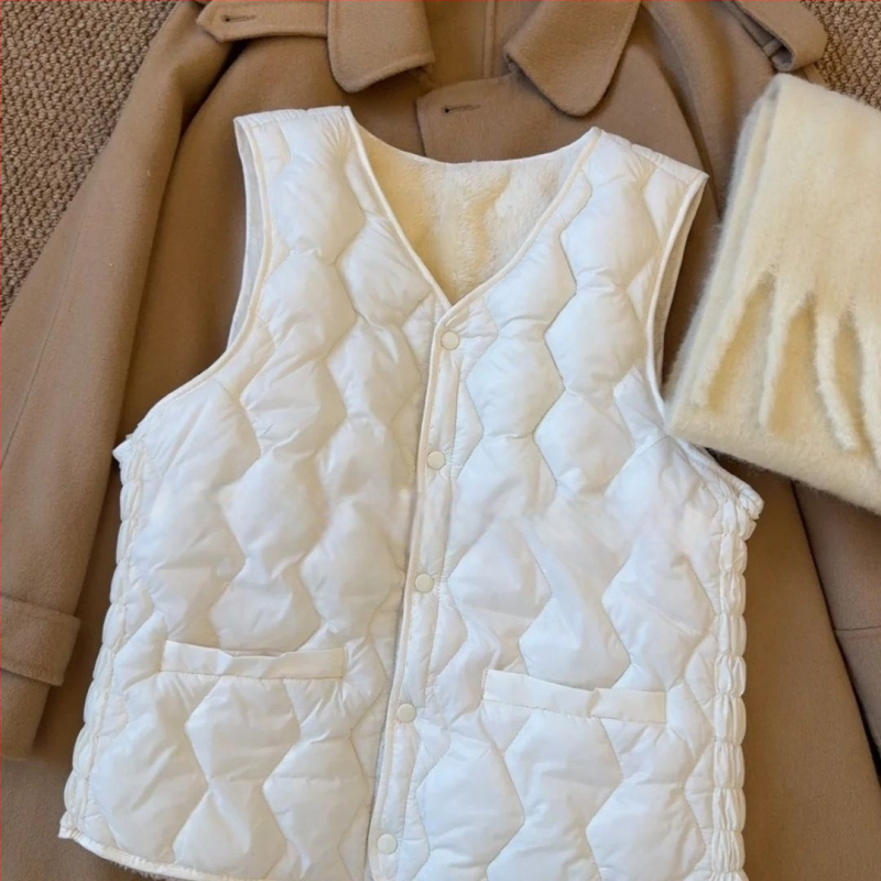 Vesta zo zmesi vlna | U-krk | Geometrický vzor | Pravidelná dĺžka 50–65 cm | Výplň z polyester-bavlna