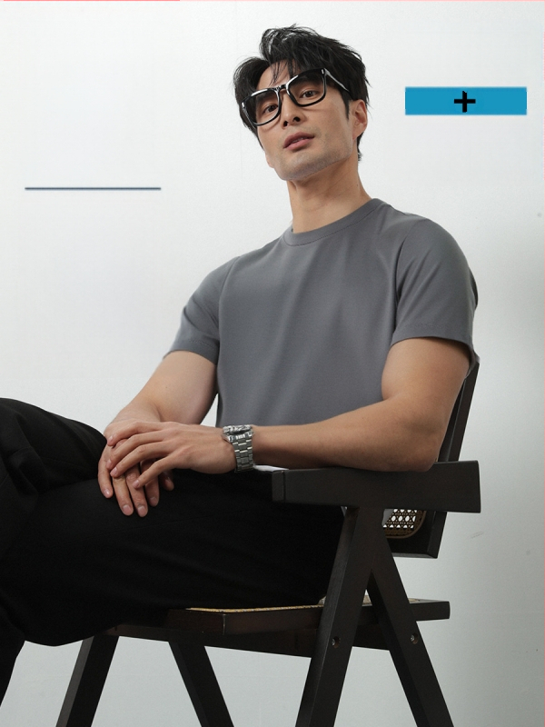 Amerigo tričko zo silk-cottonu, minimalistický priliehavý strih, kruhový výstrih, krátke rukávy, jednofarebné