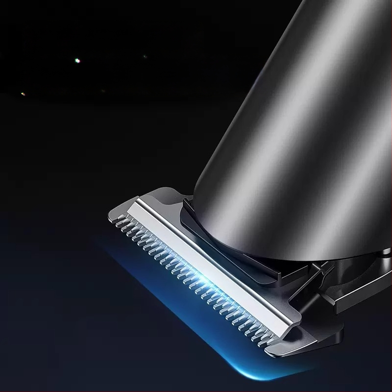 Elektrický holiaci strojček na vlasy pre domáce použitie s vstavanou batériou 500-800 mAh, čepele z titánovej zliatiny, kartáčový motor, vodotesný, výdrž batérie 1-3 h