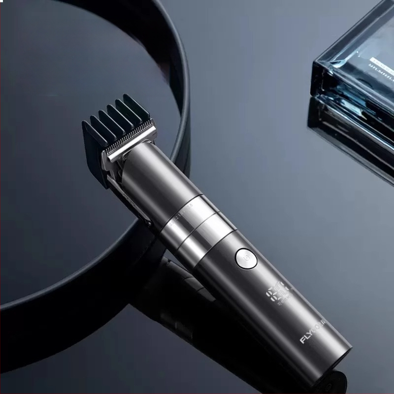 Elektrický holiaci strojček na vlasy pre domáce použitie s vstavanou batériou 500-800 mAh, čepele z titánovej zliatiny, kartáčový motor, vodotesný, výdrž batérie 1-3 h