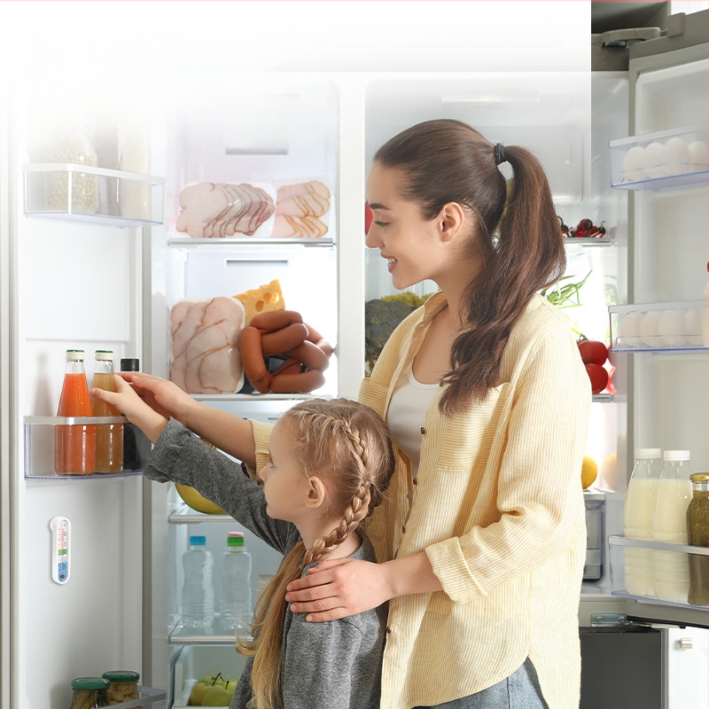 Deli vlhkomer pre chladničku/mrazničku s integrovaným teplomerom, určený pre lekárenské chladiace skladovanie a skrinky na vzorky